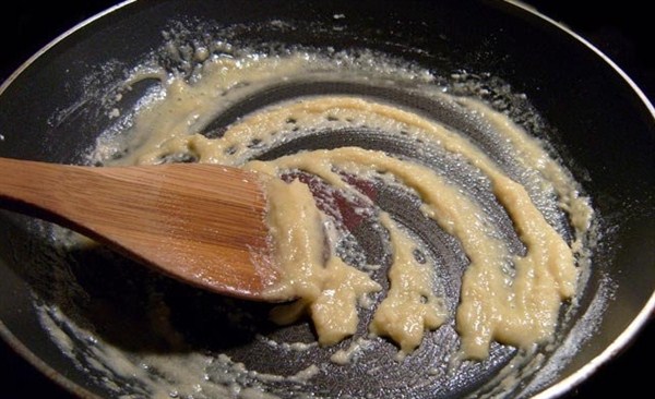 Масло растопить на сковороде и пассеровать с мукой