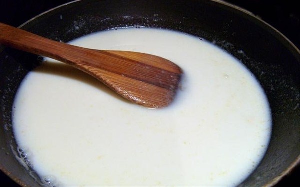 Развести бульонный кубик и добавить в сковородку, молоко тоже влить в сковородку, все перемешать
