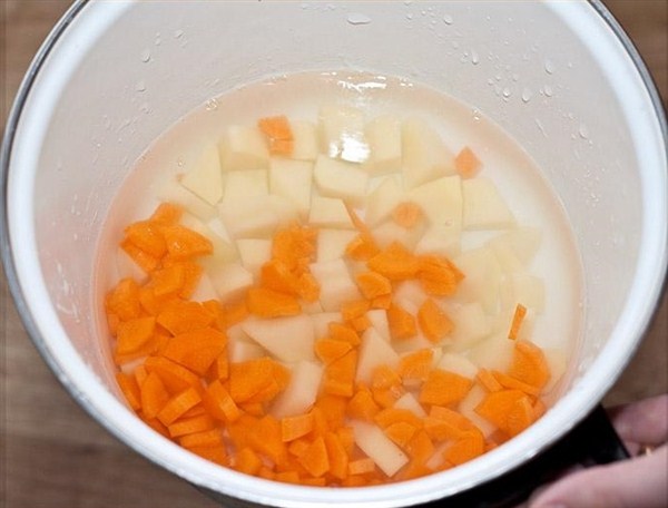 Залить картофель и морковь водой и поставить варить