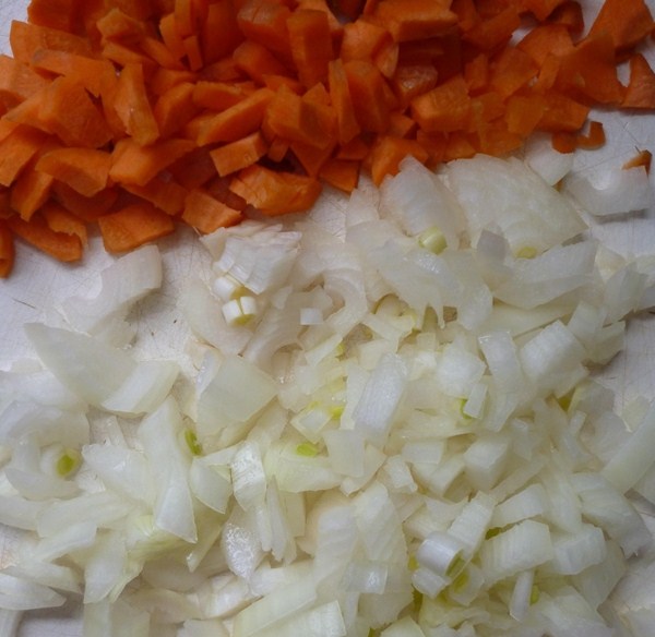 Морковь и лук порезать мелкими кубиками