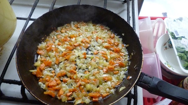 Лук и морковь потушить на сковороде в подсолнечном масле