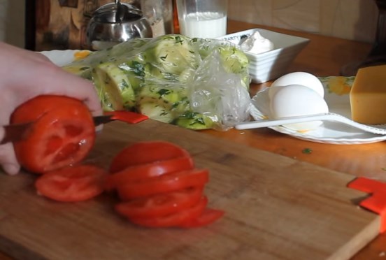 Кружочками порежем помидоры, толщиной 1 см