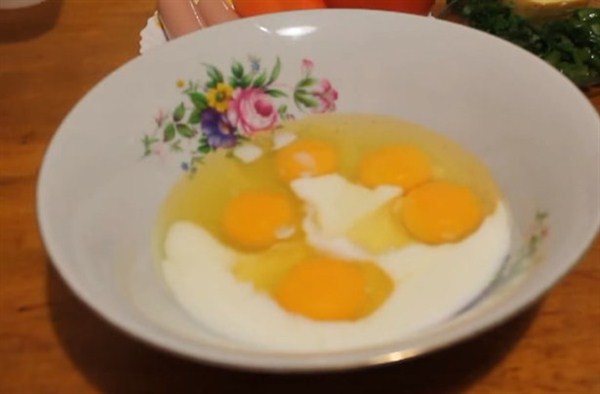 В глубокой чашке размешаем яйца, соль и молоко, как для обычного омлета