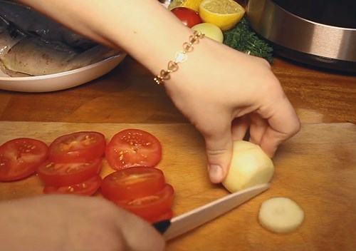 Лук и помидоры порежем кружочками, толщиной примерно 0,5-0,7 см