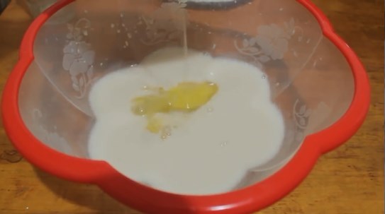 Далее в молоко добавим соль, яйцо и хорошо перемешаем