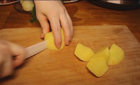 Картофель тоже порезать крупными ломтиками, он будет тушиться вместе с мясом