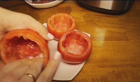 Каждую помидорку внутри солим