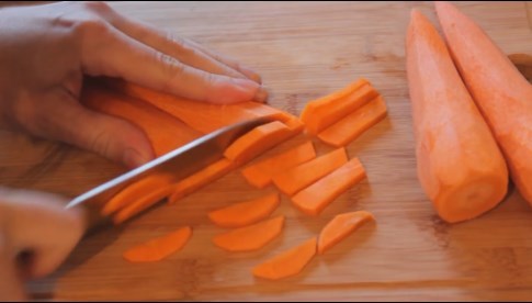 Не большими брусочками порежем морковь