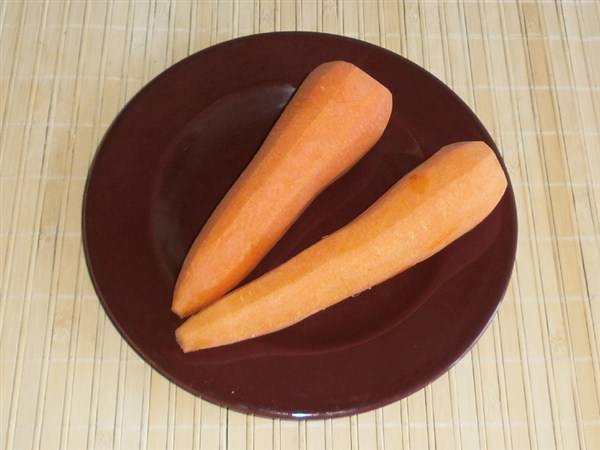 Тем временем морковку чистим, нарезаем, и выкладываем к луку