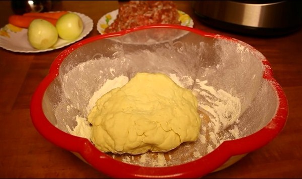 Из кефира, яйца и муки замесим достаточно крутое тесто