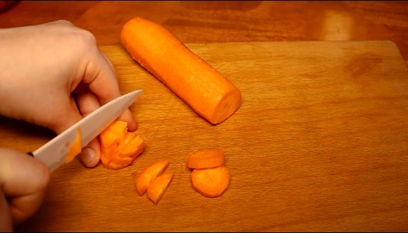Морковь также нарежем мелкими кубиками