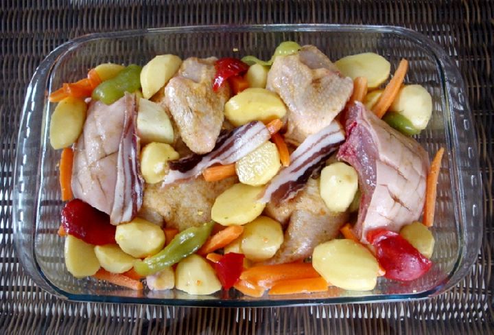 Мясо курицы и поросенка с овощами.